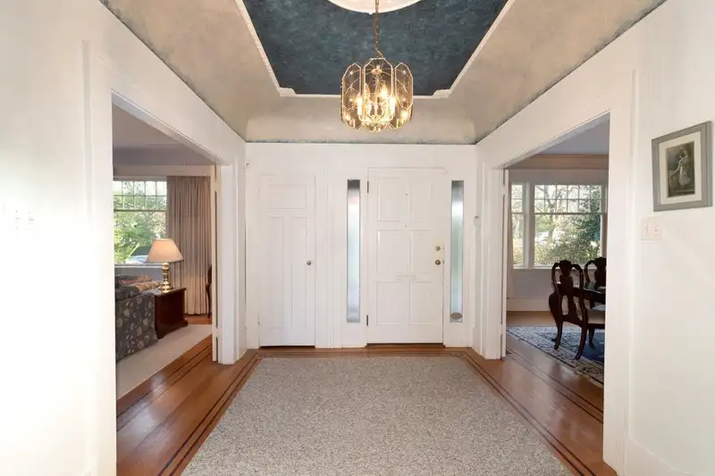 4825 CONNAUGHT DRIVE - photo 4 of 39