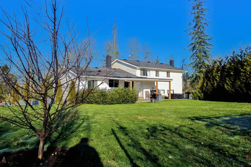 22444 72 AVENUE - photo 2 of 39
