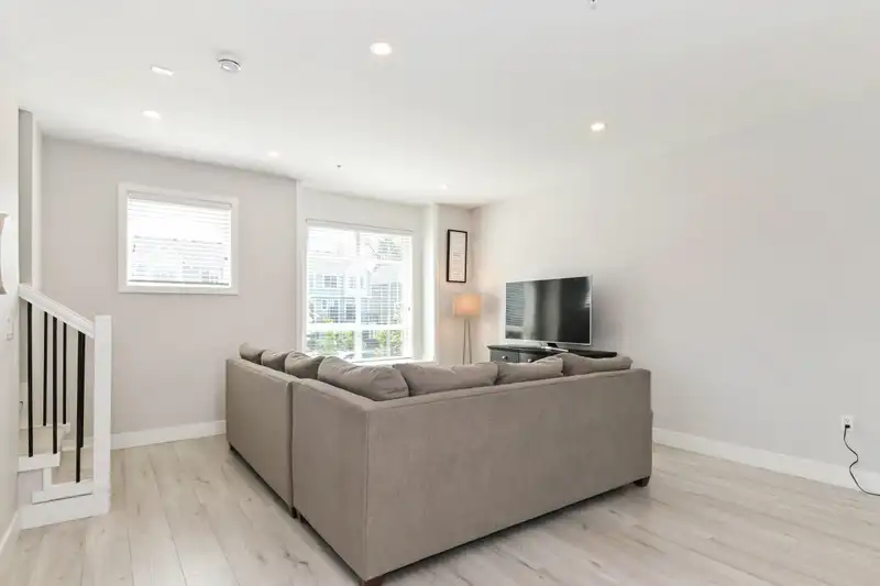6 20155 84 AVENUE - photo 2 of 15