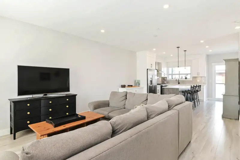 6 20155 84 AVENUE - photo 3 of 15