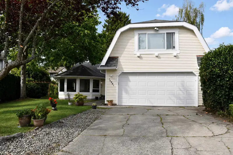 16281 11 AVENUE - photo 3 of 36