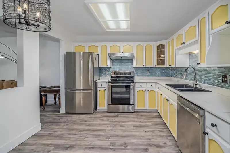 202 19645 64 AVENUE - photo 4 of 29