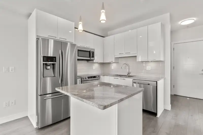 312 20696 EASTLEIGH CRESCENT - photo 3 of 10