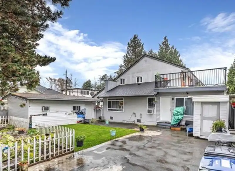 6613 134 STREET - photo 3 of 16