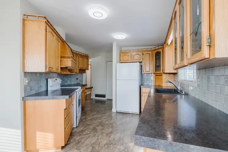 35 27111 0 AVENUE - photo 3 of 38