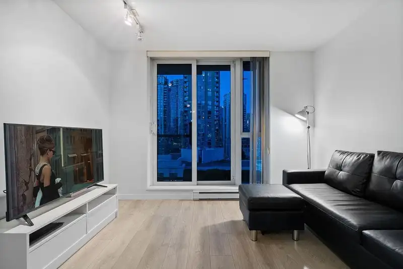 1103 1010 RICHARDS STREET - photo 1 of 40