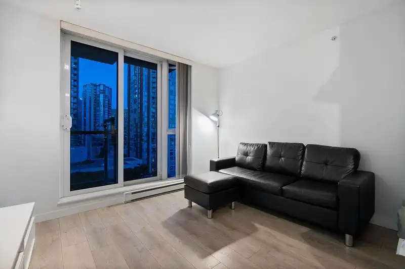 1103 1010 RICHARDS STREET - photo 2 of 40