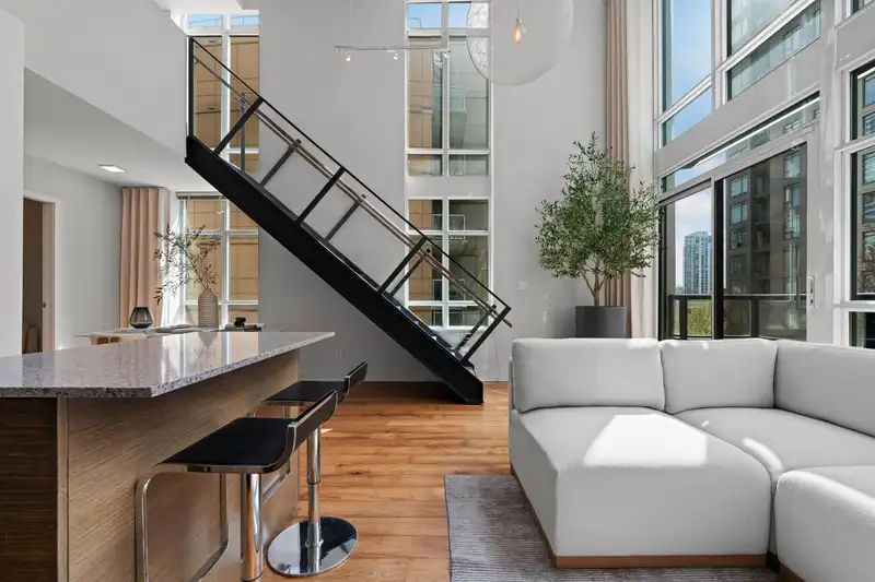 403 988 RICHARDS STREET - photo 1 of 33