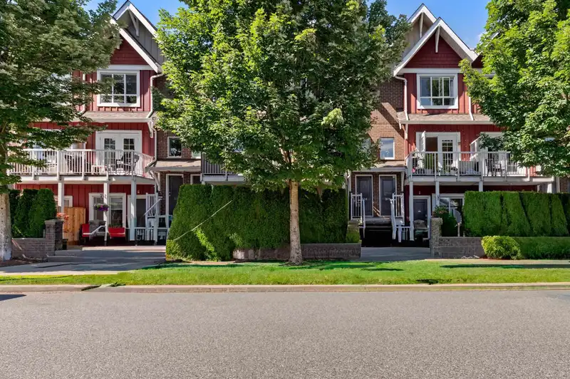 305 1661 FRASER AVENUE - photo 1 of 33