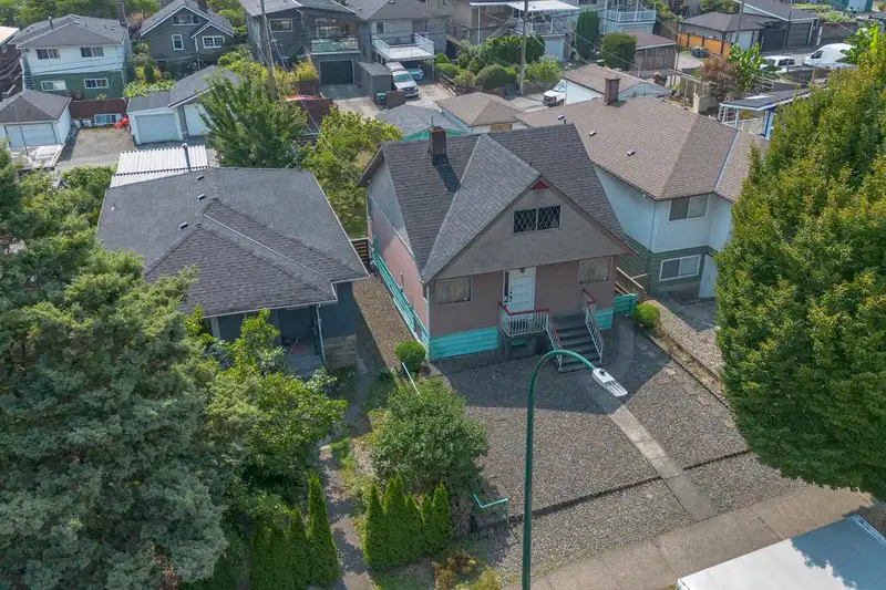 3148 E 1ST AVENUE - photo 4 of 40
