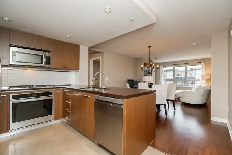 303 2950 KING GEORGE BOULEVARD - photo 4 of 38