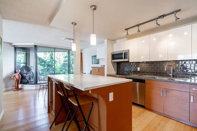301 1450 PENNYFARTHING DRIVE - photo 4 of 38