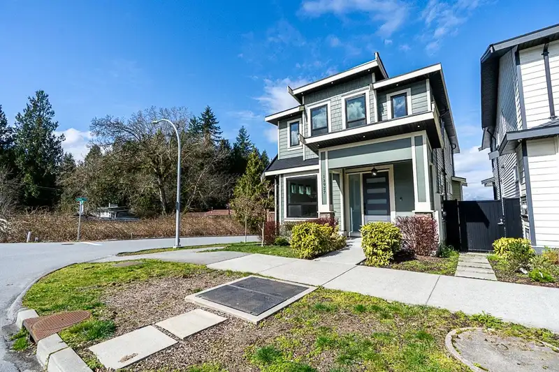 13927 60 AVENUE - photo 2 of 39
