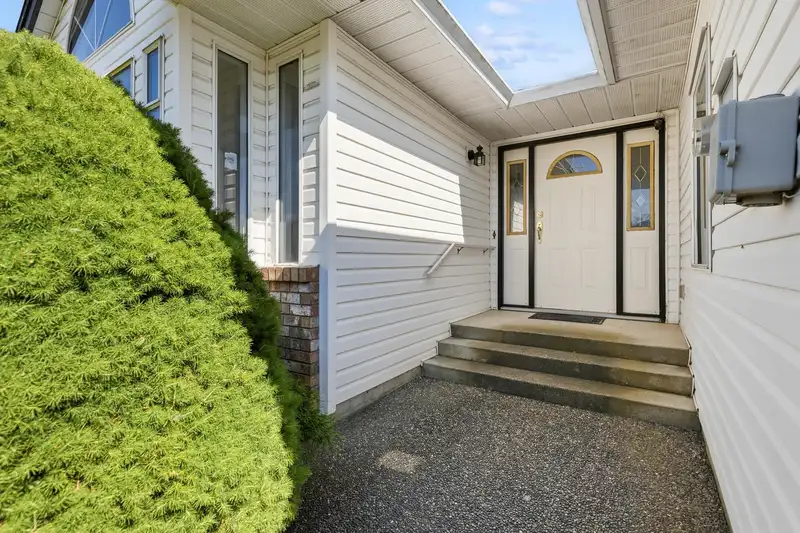 7660 SAPPHIRE DRIVE - photo 3 of 40