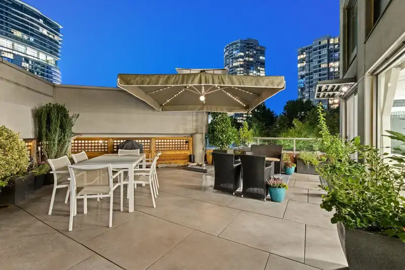 307 1009 EXPO BOULEVARD - photo 2 of 25
