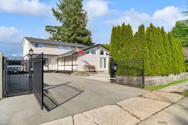 20847 52A AVENUE - photo 1 of 40