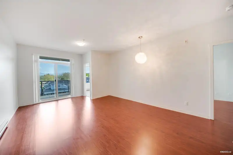 329 2239 KINGSWAY - photo 2 of 28