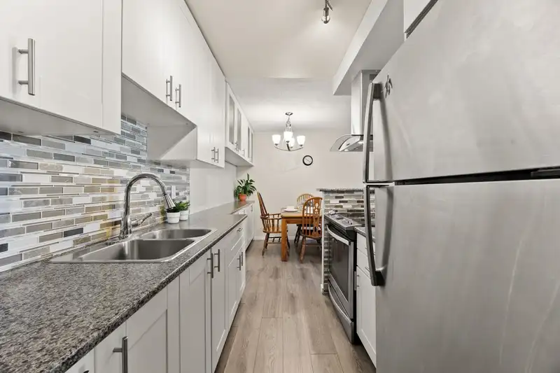 1202 6759 WILLINGDON AVENUE - photo 3 of 19
