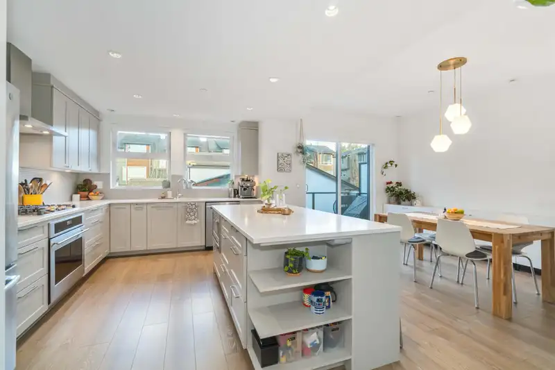 8 856 ORWELL STREET - photo 4 of 39