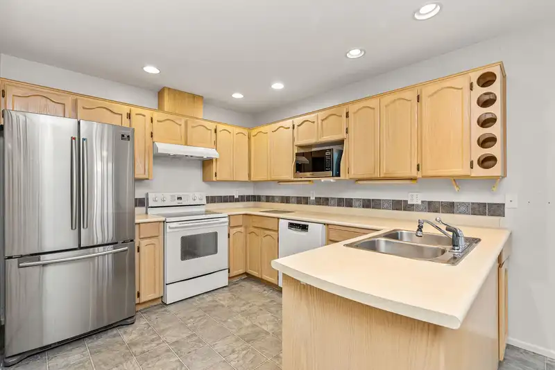 34 19649 53 AVENUE - photo 2 of 37