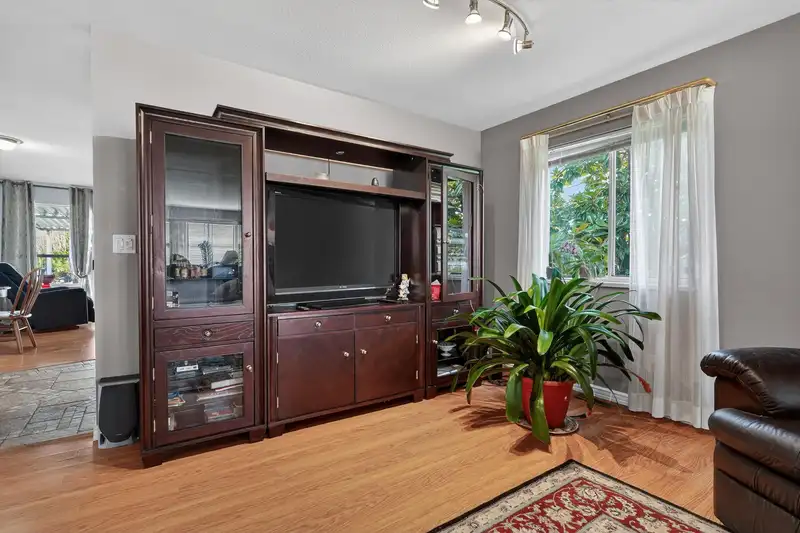 18167 16 AVENUE - photo 3 of 40
