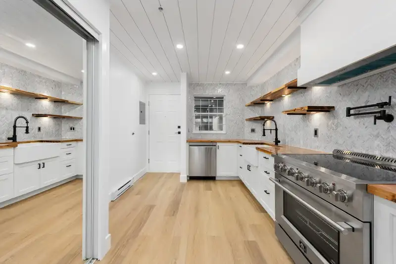 318 2238 KINGSWAY - photo 3 of 17