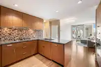 2301 3008 GLEN DRIVE - thumbnail 6