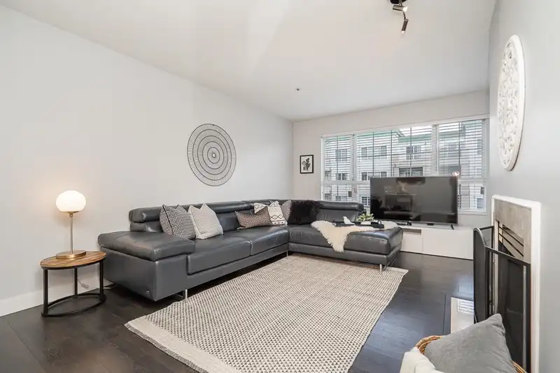 303 2960 PRINCESS CRESCENT - photo 2 of 31