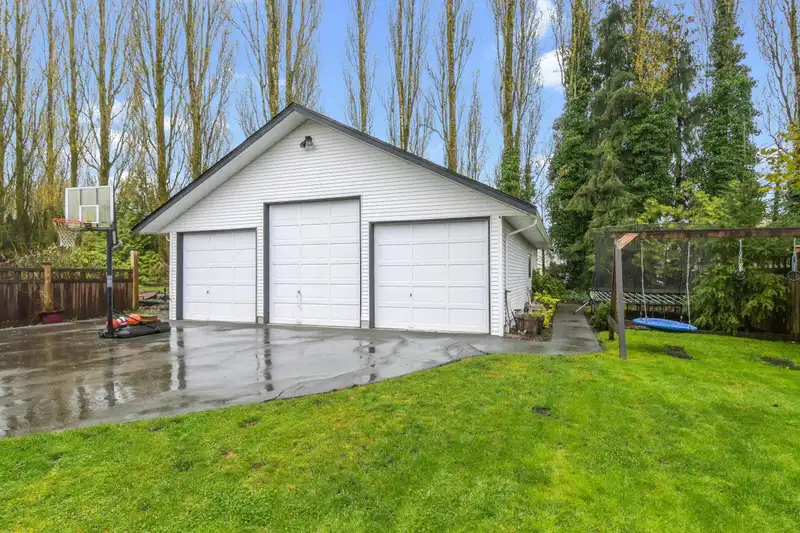 21654 49A AVENUE - photo 2 of 35