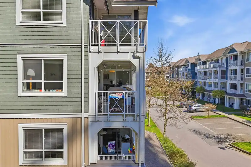 410 16388 64 AVENUE - photo 4 of 35