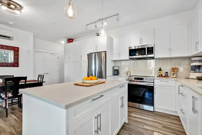 110 20356 72B AVENUE - photo 2 of 34