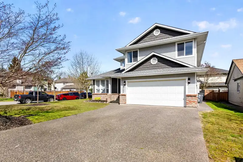 18755 65 AVENUE - photo 2 of 38