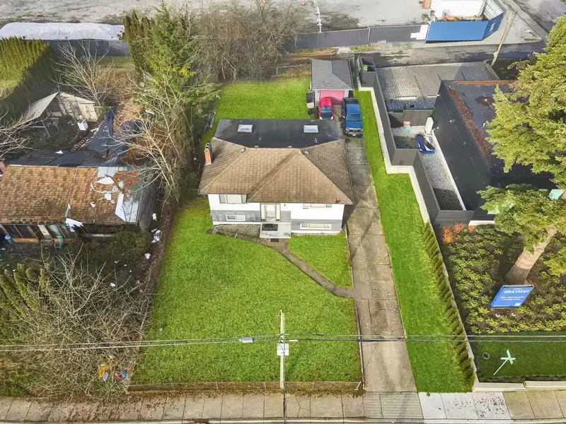 607 ALDERSON AVENUE - photo 3 of 5