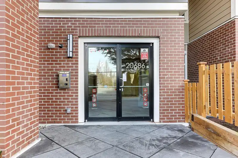 307 20686 EASTLEIGH CRESCENT - photo 2 of 24