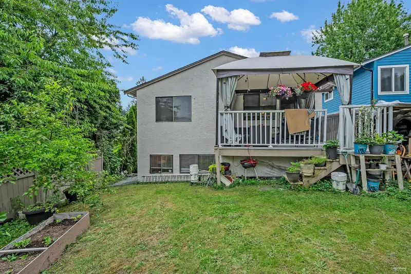 1112 HANSARD CRESCENT - photo 2 of 33