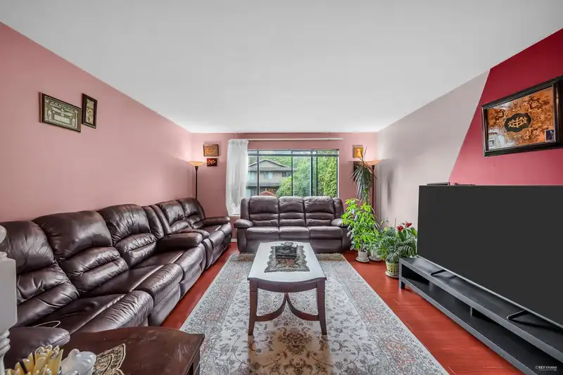1112 HANSARD CRESCENT - photo 3 of 33