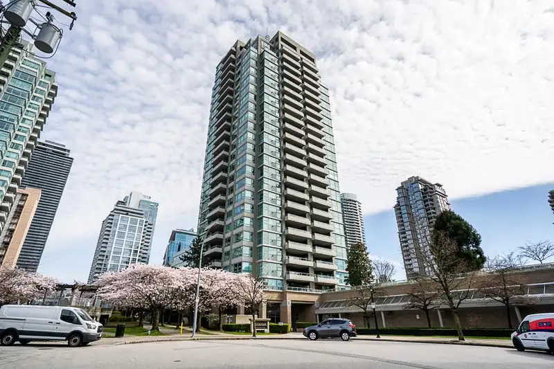 2504 4398 BUCHANAN STREET - photo 1 of 29