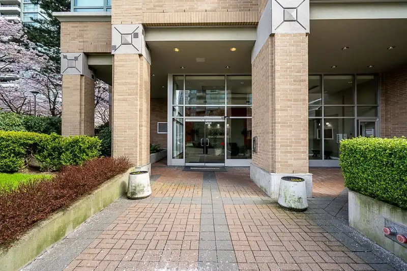 2504 4398 BUCHANAN STREET - photo 2 of 29