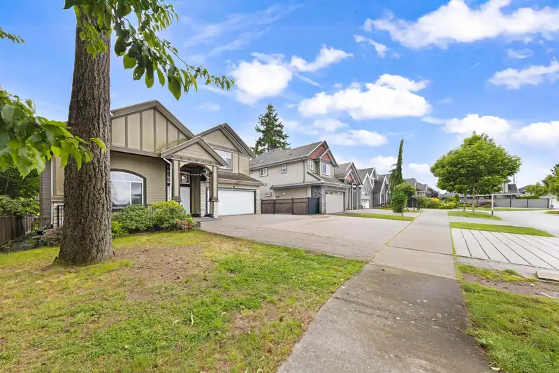 12646 60A AVENUE - photo 2 of 31