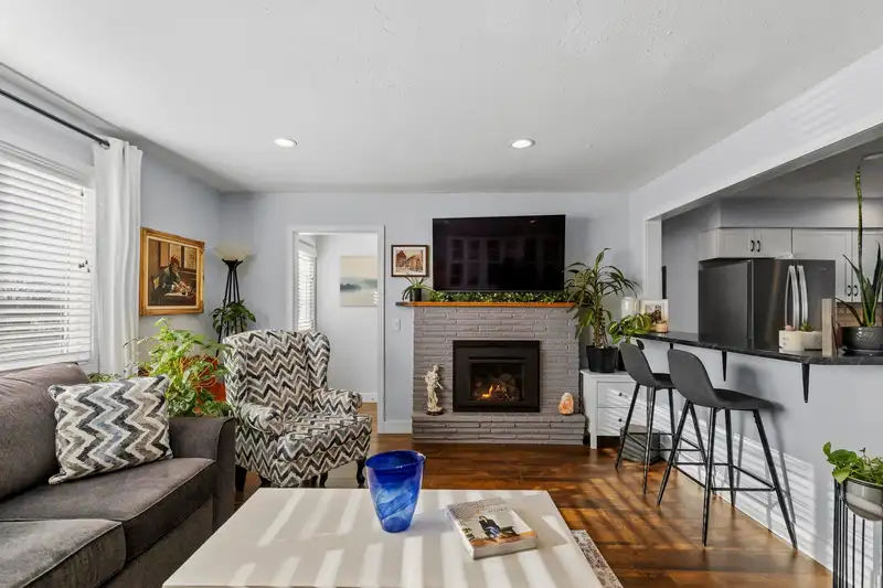 33469 5 AVENUE - photo 3 of 39