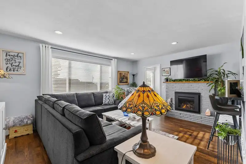 33469 5 AVENUE - photo 4 of 39