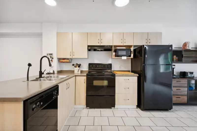 26 15871 85 AVENUE - photo 2 of 35