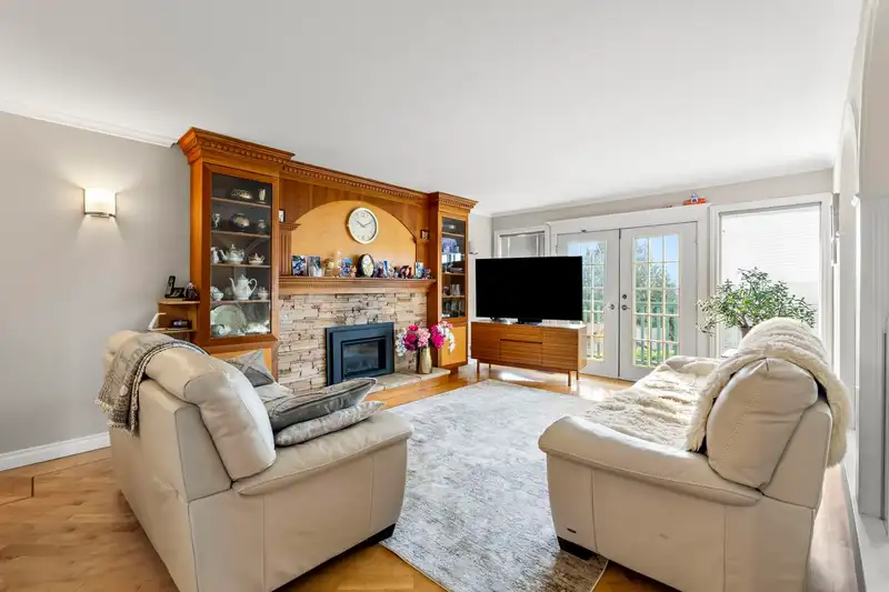 317 GLOUCESTER COURT - photo 4 of 40