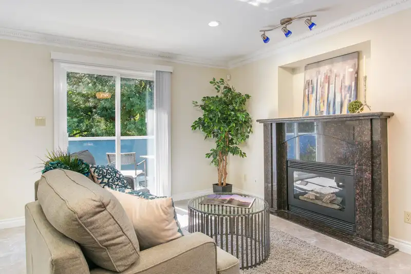 915 E 23RD AVENUE - photo 3 of 30