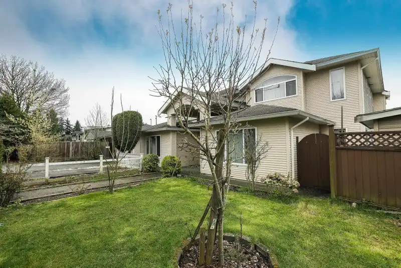14076 72 AVENUE - photo 2 of 40