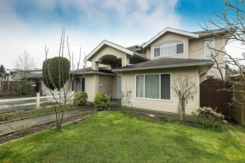 14076 72 AVENUE - photo 3 of 40