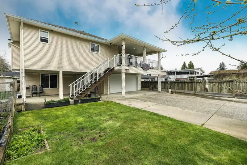 14076 72 AVENUE - photo 4 of 40