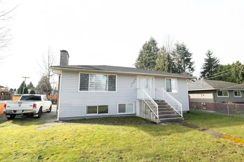 12390 96 AVENUE - photo 4 of 5