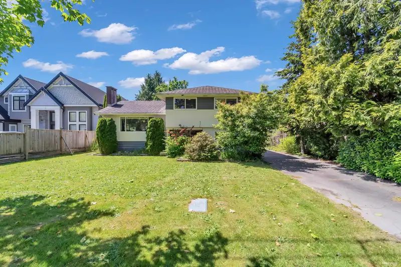 9451 CHAPMOND CRESCENT - photo 2 of 31