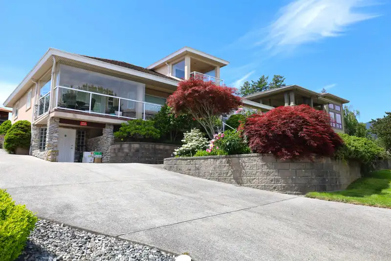 561 SPYGLASS PLACE - photo 2 of 32